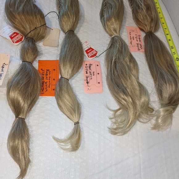 R.W. Blonde Clip in Ponytail - Picture 3 of 9